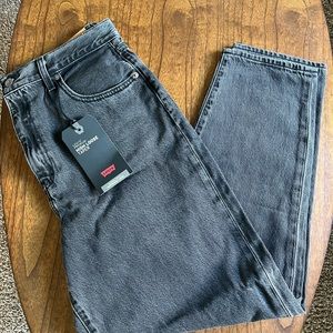 Levi’s high waisted black jeans. Perfect for a casual day or to dress up!